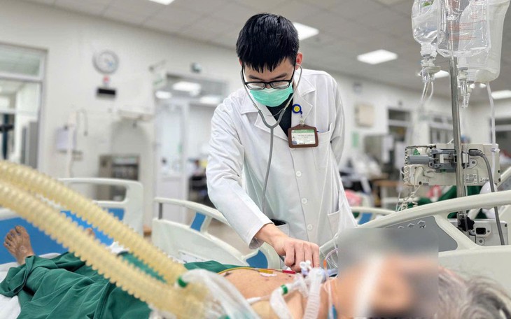 Sai lầm khi chờ đục thủy tinh thể 'chín muồi' mới mổ- Ảnh 1.