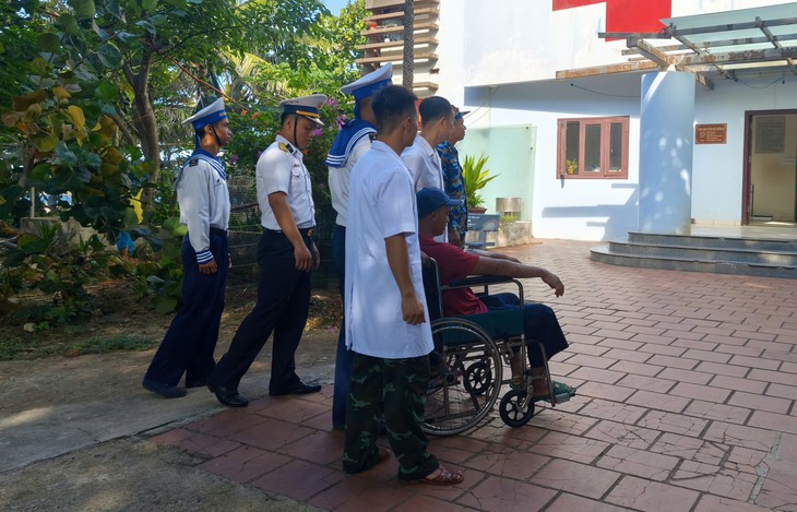 Một ngư dân phải nhập bệnh xá vì viêm da nhiễm khuẩn ở tay- Ảnh 1.