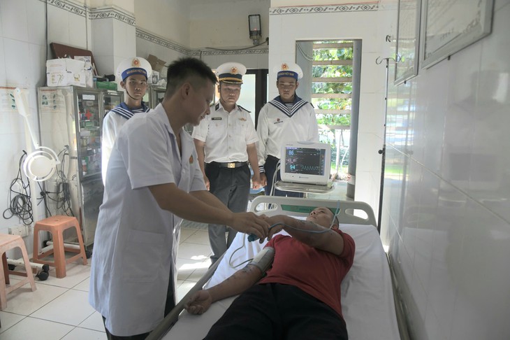 Một ngư dân phải nhập bệnh xá vì viêm da nhiễm khuẩn ở tay- Ảnh 2.