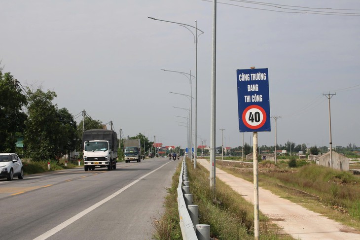 Đường ven biển rộng thoáng, vì sao nhiều đoạn chỉ được chạy 30 - 40 km/h? - Ảnh 1.