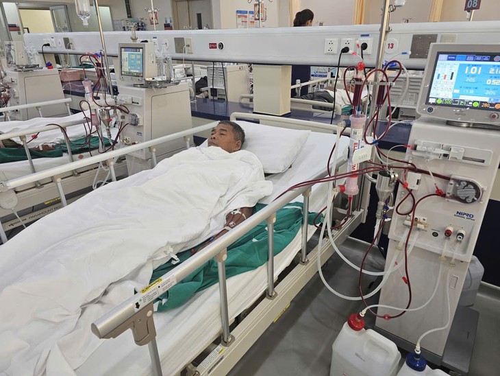 Xót xa gia cảnh người cha suy thận giai đoạn cuối, vợ vừa mất, con trai nguy kịch vì tai nạn lao động- Ảnh 2.