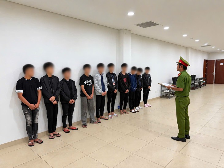 Khởi tố 8 bị can trong vụ mang hung khí, rượt đuổi nhau ở Huế- Ảnh 1.