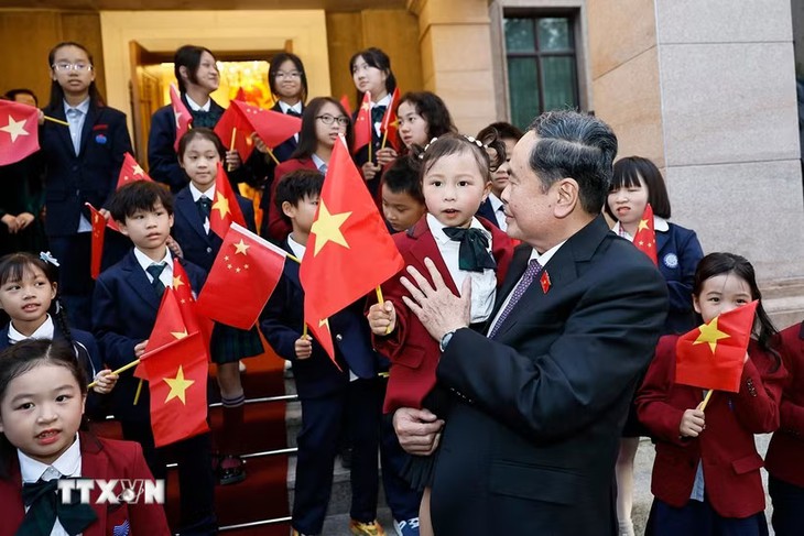 Chủ tịch Quốc hội Trần Thanh Mẫn gặp gỡ cộng đồng kiều bào tại Trung Quốc - Ảnh 1.