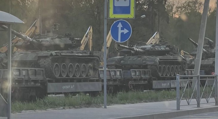 Loạt xe tăng T-90M Nga nối đuôi nhau rời chiến trường Ukraine- Ảnh 1.