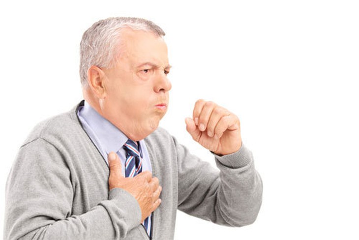 Vì sao người cao tuổi dễ bị viêm phổi khi thời tiết chuyển mùa?- Ảnh 1.