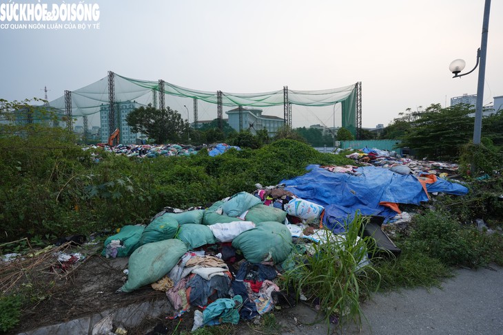 Bắt đầu di dời hàng trăm tấn quần áo bỏ hoang ở Hà Nội- Ảnh 8.