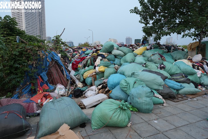 Bắt đầu di dời hàng trăm tấn quần áo bỏ hoang ở Hà Nội- Ảnh 2.