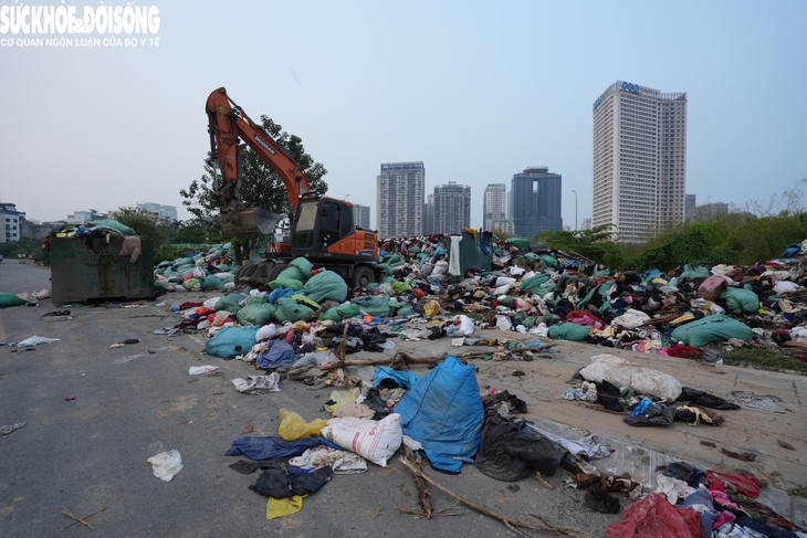 Bắt đầu di dời hàng trăm tấn quần áo bỏ hoang ở Hà Nội- Ảnh 4.