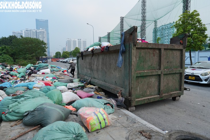 Bắt đầu di dời hàng trăm tấn quần áo bỏ hoang ở Hà Nội- Ảnh 7.