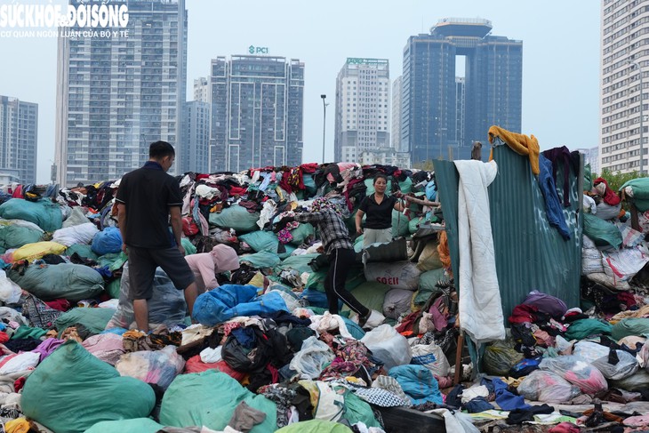 Bắt đầu di dời hàng trăm tấn quần áo bỏ hoang ở Hà Nội- Ảnh 6.