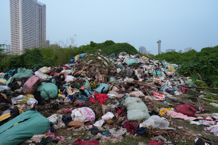 Bắt đầu di dời hàng trăm tấn quần áo bỏ hoang ở Hà Nội- Ảnh 11.