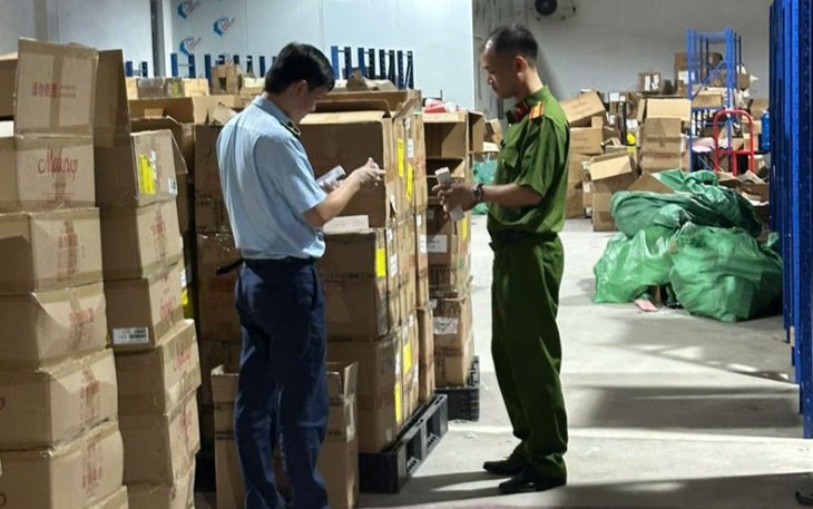Tiêu hủy hơn 1.000 sản phẩm mỹ phẩm, kem nền, phấn má hồng không rõ nguồn gốc- Ảnh 2.