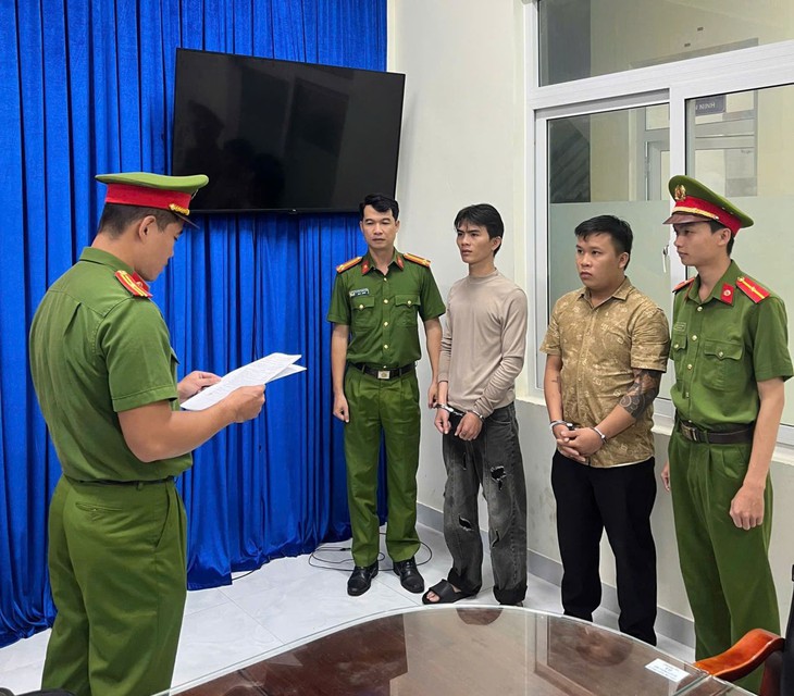 Khởi tố, bắt tạm giam 2 thanh niên sau vụ hỗn chiến tại quán Karaoke - Ảnh 1.