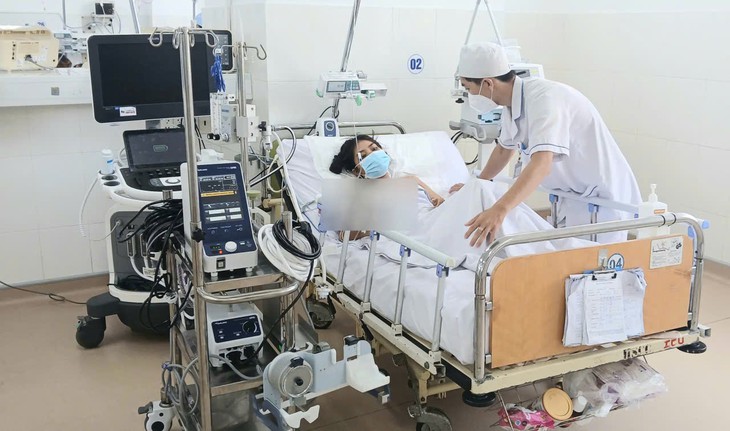 Khánh Hòa lần đầu tiên dùng ECMO hồi sinh phụ nữ 19 tuổi bên ‘cửa tử’ - Ảnh 3.