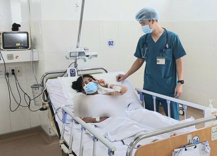 Khánh Hòa lần đầu tiên dùng ECMO hồi sinh phụ nữ 19 tuổi bên ‘cửa tử’ - Ảnh 4.