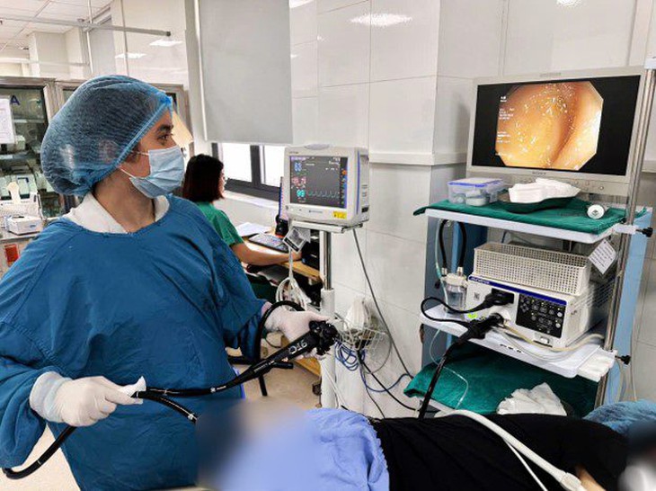 Phát hiện sán dây bò dài 70cm 'trú' trong đại tràng khi nội soi khám sức khoẻ- Ảnh 1.