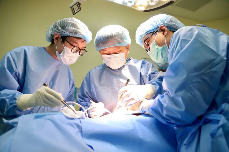 Người phụ nữ ung thư vú tự tin với vòng 1 cân đối sau ca phẫu thuật tạo hình 3 trong 1- Ảnh 1.