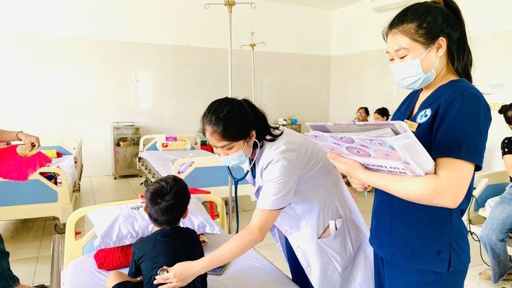 Virus RSV ở trẻ dễ lây lan, nguy cơ viêm phổi- Ảnh 1.