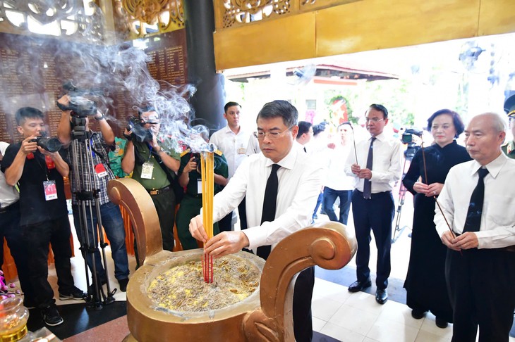 Xúc động Thủ tướng cùng nguyên lãnh đạo 'kê vai' tiễn anh hùng liệt sĩ - Ảnh 1.