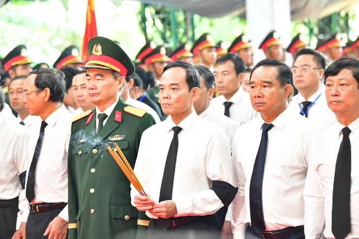 Xúc động Thủ tướng cùng nguyên lãnh đạo 'kê vai' tiễn anh hùng liệt sĩ - Ảnh 3.