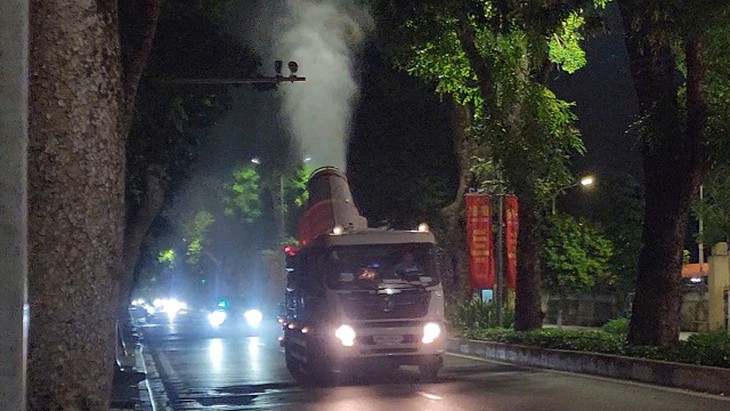 Xe xi téc phun sương dập bụi xuyên đêm trên các tuyến phố trung tâm Thủ đô- Ảnh 2.