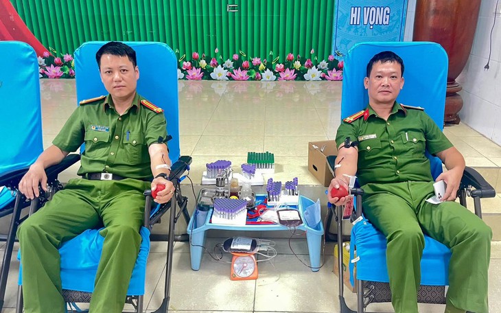 Phó Trưởng Công an vượt 40km hiến máu cứu bé gái qua cơn nguy kịch - Ảnh 2.