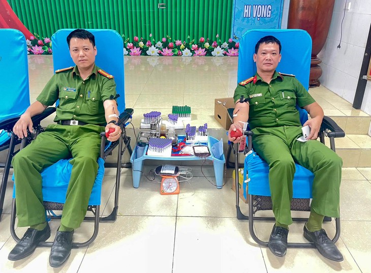 Hai cán bộ Công an Nghệ An hiến máu cấp cứu bệnh nhân - Ảnh 1.