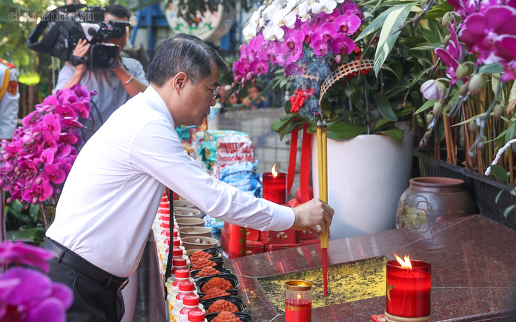 Xúc động Thủ tướng cùng nguyên lãnh đạo 'kê vai' tiễn anh hùng liệt sĩ - Ảnh 6.