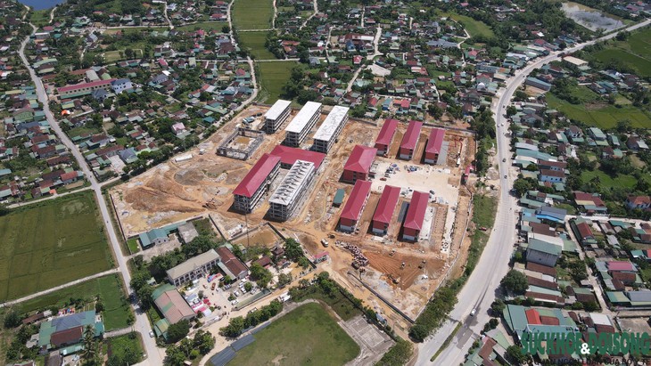 Niềm vui dưới mái trường nội trú khang trang nơi biên giới - Ảnh 1.