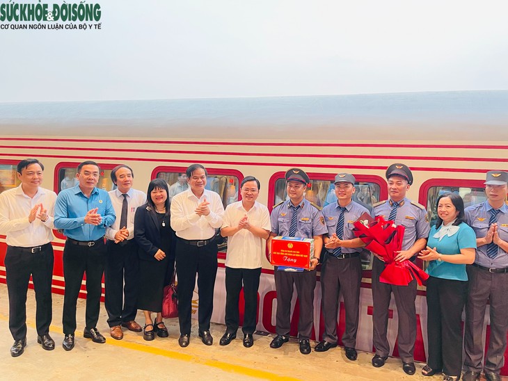 Chủ tịch Tổng Liên đoàn Lao động Việt Nam thăm hỏi y, bác sĩ trên tàu PL1- Ảnh 1.