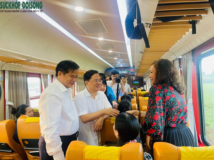 Chủ tịch Tổng Liên đoàn Lao động Việt Nam thăm hỏi y, bác sĩ trên tàu PL1- Ảnh 2.