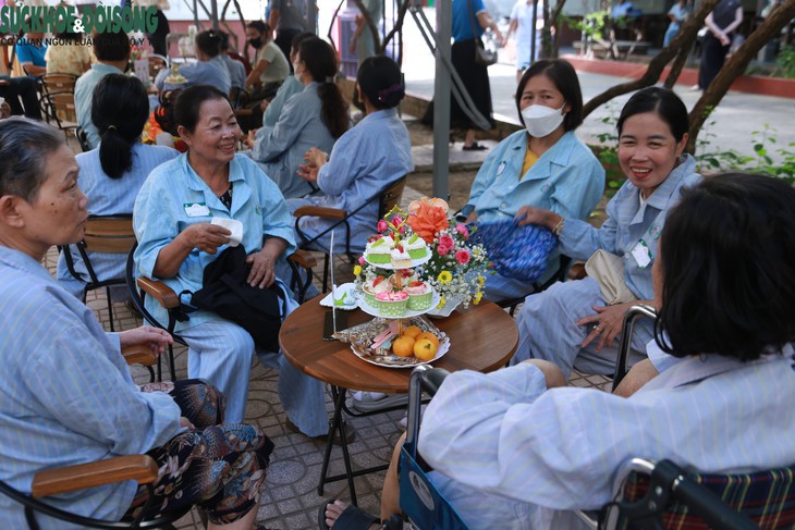 Trao yêu thương, tiếp sức phụ nữ trên hành trình điều trị bệnh- Ảnh 2.