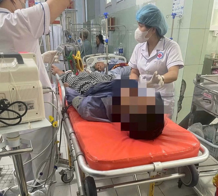Nhặt cá nóc chết bên bờ biển nướng ăn, người đàn ông nhập viện - Ảnh 2.