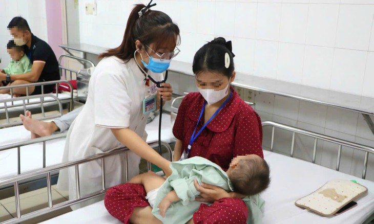 Trẻ mắc bệnh hô hấp ở Huế tăng, khuyến cáo quan trọng phòng bệnh khi giao mùa- Ảnh 1.