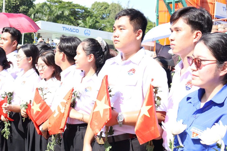 Nghẹn ngào triệu trái tim tiễn đưa các anh hùng liệt sĩ bằng những nhành hoa trắng- Ảnh 1.
