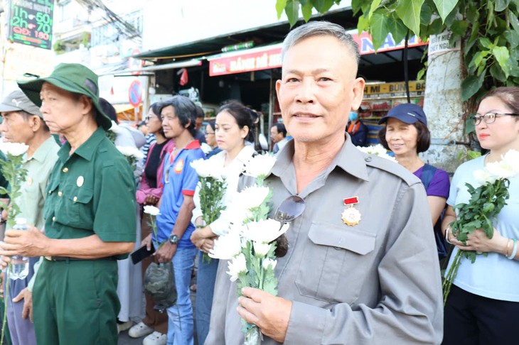 Nghẹn ngào triệu trái tim tiễn đưa các anh hùng liệt sĩ bằng những nhành hoa trắng- Ảnh 2.