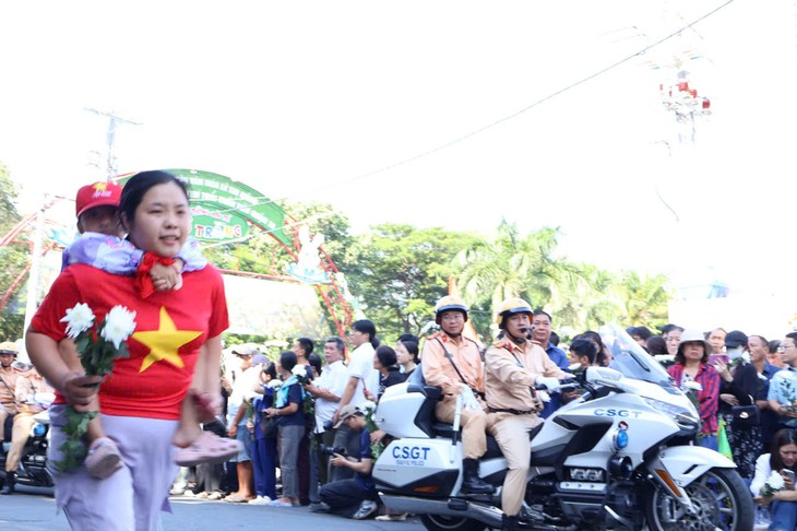 Nghẹn ngào triệu trái tim tiễn đưa các anh hùng liệt sĩ bằng những nhành hoa trắng- Ảnh 5.
