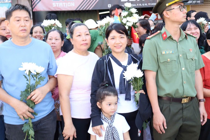 Nghẹn ngào triệu trái tim tiễn đưa các anh hùng liệt sĩ bằng những nhành hoa trắng- Ảnh 3.