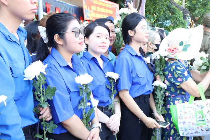 Nghẹn ngào triệu trái tim tiễn đưa các anh hùng liệt sĩ bằng những nhành hoa trắng- Ảnh 6.