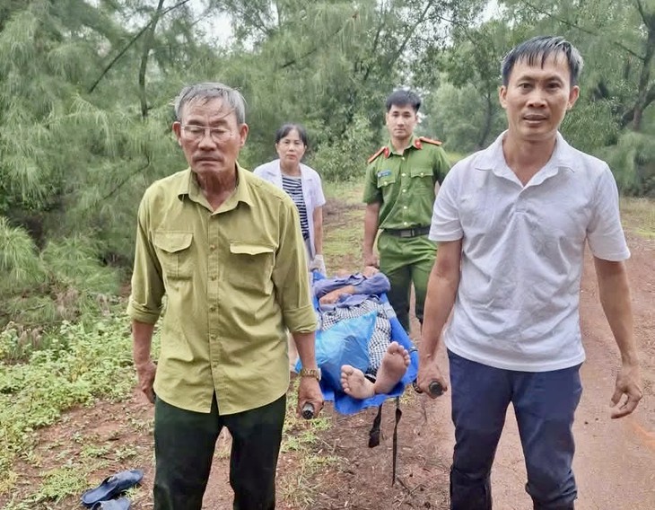 Nhặt cá nóc chết bên bờ biển nướng ăn, người đàn ông nhập viện - Ảnh 1.
