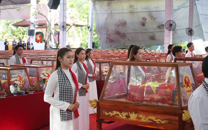 Nghẹn ngào triệu trái tim tiễn đưa các anh hùng liệt sĩ bằng những nhành hoa trắng- Ảnh 8.