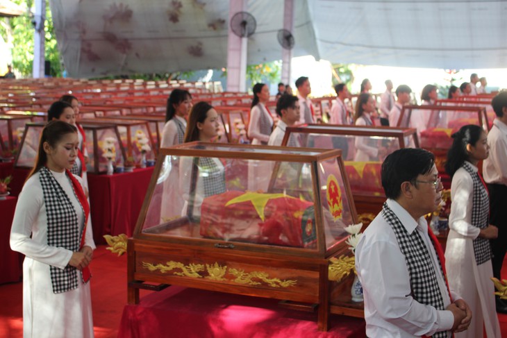 X&uacute;c động Thủ tướng c&ugrave;ng nguy&ecirc;n l&atilde;nh đạo 'k&ecirc; vai' tiễn anh h&ugrave;ng liệt sĩ - Ảnh 5.