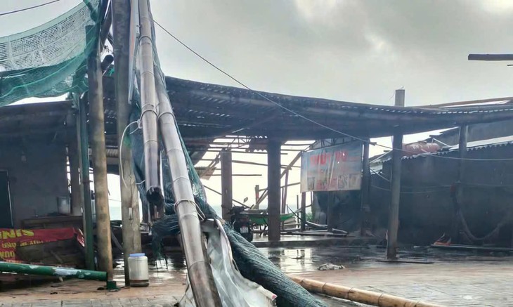 Lốc xoáy gây thiệt hại nhiều quán kinh doanh ven biển Quảng Trị- Ảnh 1.