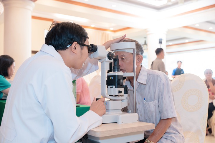 Sai lầm khi chờ đục thủy tinh thể 'chín muồi' mới mổ- Ảnh 2.