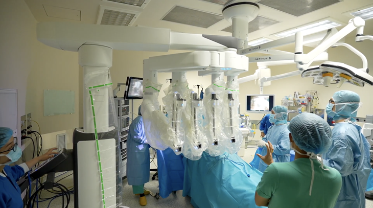 Bác sĩ FV dùng robot mổ u trực tràng giúp cụ ông 'thoát khổ' mỗi đêm- Ảnh 3.