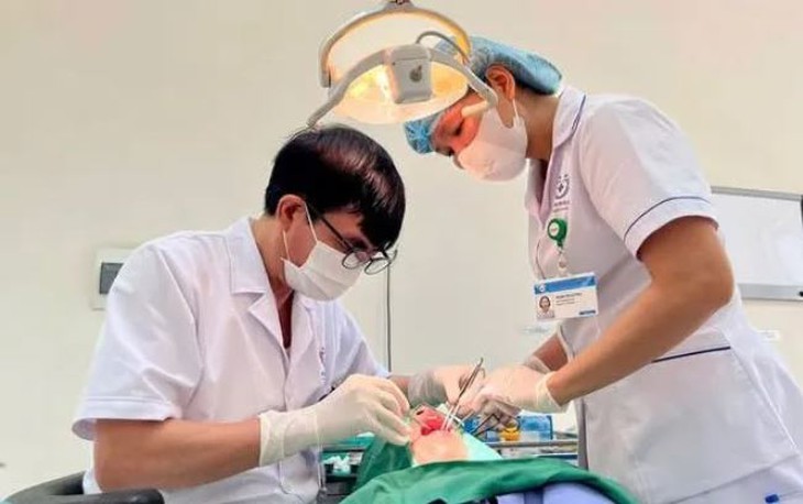 Sưng đau dưới lưỡi, cảnh giác với sỏi tuyến nước bọt- Ảnh 1.