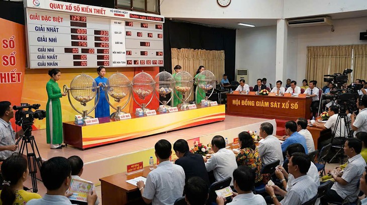 Phạt tiền từ 130.000.000 đến 150.000.000 đồng nếu trả thưởng xổ số bằng tiền mặt - Ảnh 1.