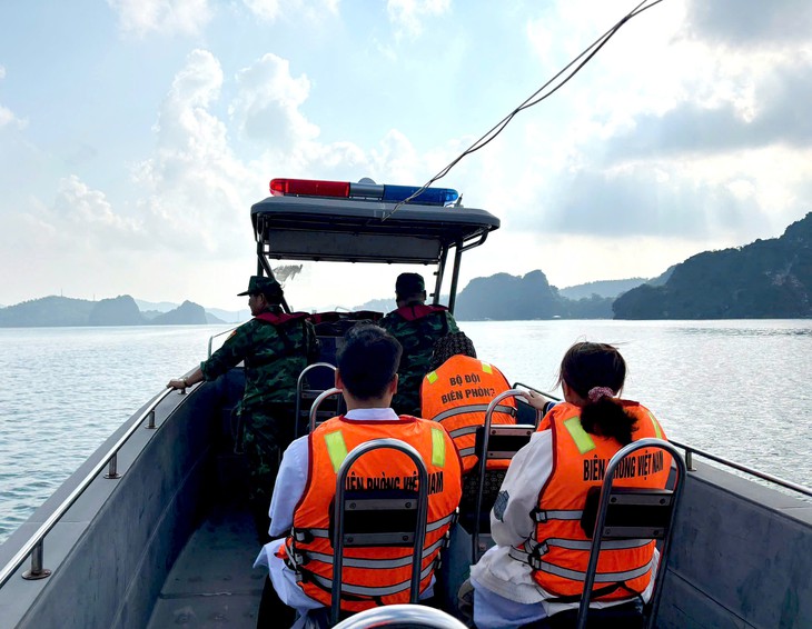 Vượt sóng lớn ra Cô Tô cấp cứu sản phụ có dấu hiệu suy thai- Ảnh 1.