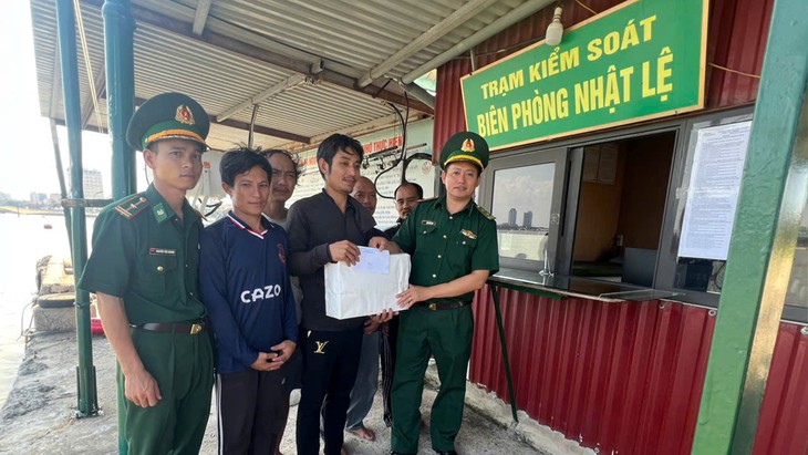 Cứu 5 ngư dân trôi dạt trên biển khi tàu bốc cháy- Ảnh 1.