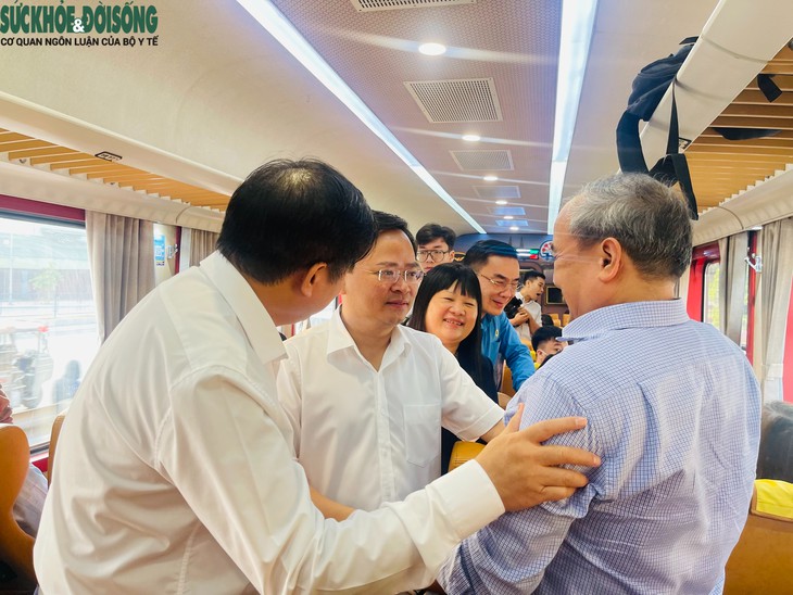 Lên chuyến tàu sớm đưa bác sĩ về gần với người bệnh- Ảnh 2.